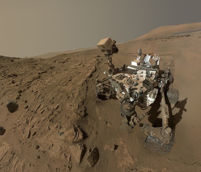 TTrong một năm vừa qua, Curiosity đ&atilde; đi được qu&atilde;ng đường gần 8km tr&ecirc;n bề mặt sao Hoả