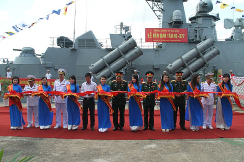 Cắt băng b&agrave;n giao t&agrave;u