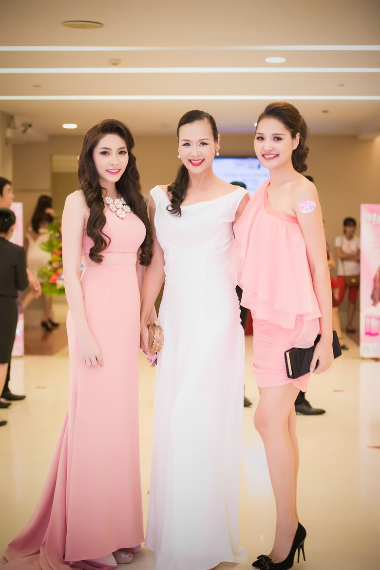 Tối 26/6, Hoa hậu Đại Dương Đặng Thu Thảo xuất hiện trong một sự kiện l&agrave;m đẹp ở H&agrave; Nội c&ugrave;ng với d&agrave;n người đẹp hoa hậu kh&aacute;c như Hương Giang, Bảo Ngọc, &Aacute;i Phương...