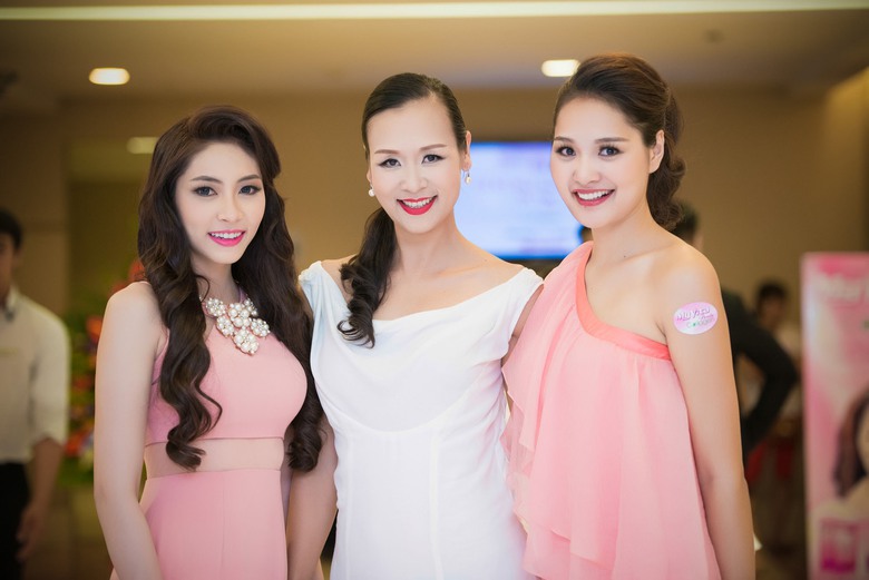 Hoa hậu Đại dương 2014 Đặng Thu Thảo thu h&uacute;t sự ch&uacute; &yacute; của đ&ecirc;m tiệc với chiếc đầm hồng kem.