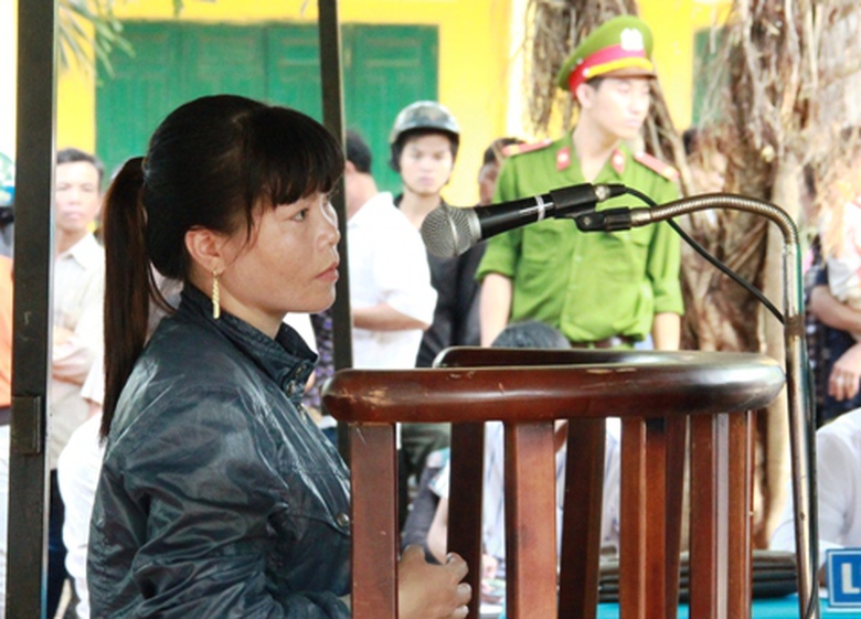 &ldquo;Mẹ kế độc &aacute;c&rdquo; trước v&agrave;nh m&oacute;ng ngựa