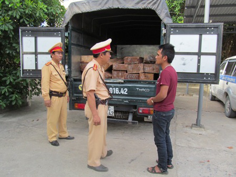 L&aacute;i xe v&agrave; to&agrave;n bộ tang vật bị tạm giữ