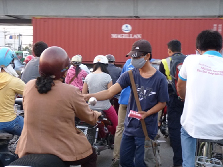 Nghề ph&aacute;t tờ rơi kh&ocirc;ng chỉ ảnh hưởng đến mỹ quan đ&ocirc; thị m&agrave; c&ograve;n g&acirc;y mất an to&agrave;n giao th&ocirc;ng. 