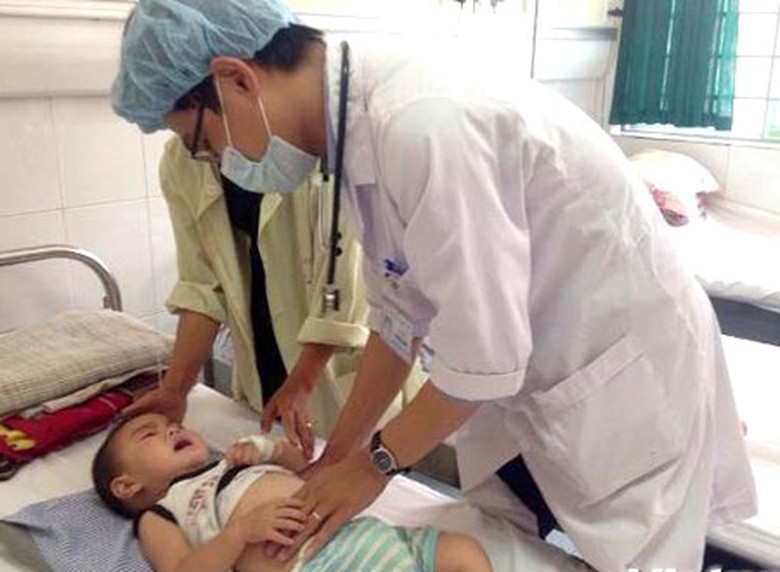 B&aacute;c sỹ Bệnh viện Nhi T.Ư kh&aacute;m cho bệnh nhi vi&ecirc;m n&atilde;o