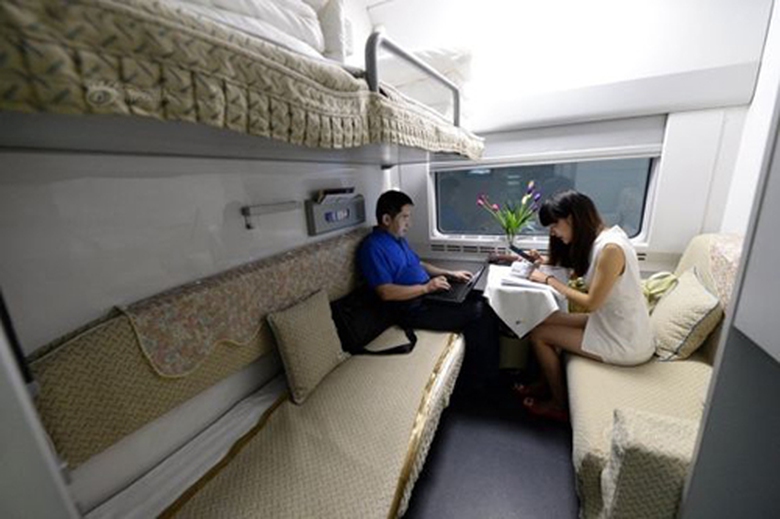 H&agrave;nh kh&aacute;ch cảm thấy rất thoải m&aacute;i bởi sự tiện nghi v&agrave; phục vụ chu đ&aacute;o của nh&acirc;n vi&ecirc;n tr&ecirc;n t&agrave;u