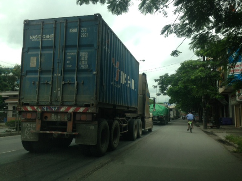 Ngo&agrave;i ra, mặt đường c&ograve;n bị l&uacute;n tại nơi xe dừng v&agrave;o cửa so&aacute;t v&eacute; trước trạm thu ph&iacute;