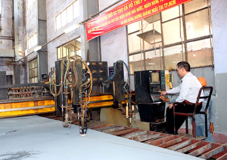 &Ocirc;ng Nguyễn Xu&acirc;n Huế - Chủ tịch Quỹ hỗ trợ ngư d&acirc;n Quảng B&igrave;nh bấm n&uacute;t cắt th&eacute;p đ&oacute;ng mới tiếp hai t&agrave;u c&aacute; cho ngư d&acirc;n Quảng B&igrave;nh.