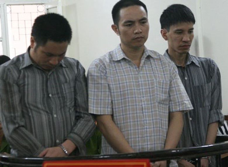 Từ tr&aacute;i qua phải bị c&aacute;o Cường, Huy, H&agrave; tại phi&ecirc;n t&ograve;a chiều 30/6