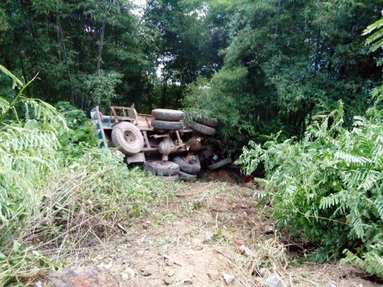 Vụ TNGT khiến dầu tr&agrave;n hết ra ngo&agrave;i v&agrave; xe bị hư hỏng nặng