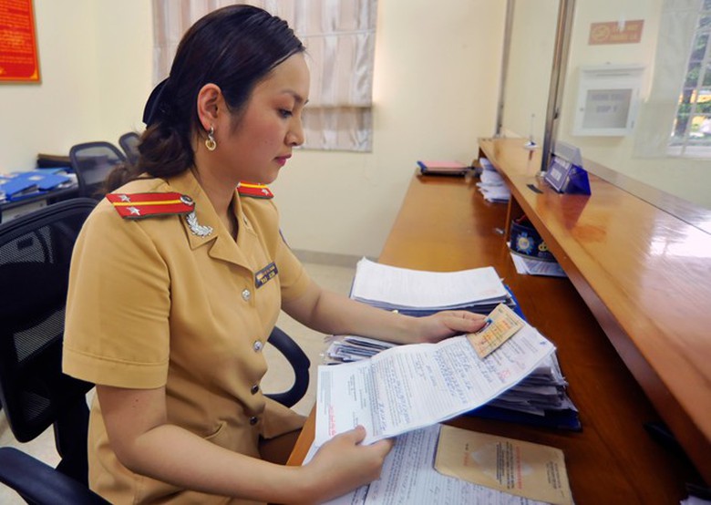 Giống như c&aacute;c nữ đồng nghiệp, c&ocirc;ng việc ch&iacute;nh của trung &uacute;y Nguyễn Thị Thu Giang (đội cảnh s&aacute;t giao th&ocirc;ng số 14, C&ocirc;ng an th&agrave;nh phố H&agrave; Nội) l&agrave; xử l&yacute; hồ sơ vi phạm an to&agrave;n giao th&ocirc;ng tại Ph&ograve;ng tiếp d&acirc;n - xử l&yacute; vi phạm h&agrave;nh ch&iacute;nh. 