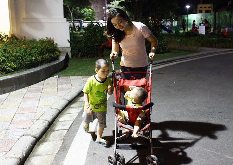 Ph&oacute;ng to Hai cậu con trai của Giang c&aacute;ch nhau 2 năm (1 tuổi v&agrave; 3 tuổi), c&aacute;c b&eacute; rất kh&aacute;u khỉnh, ri&ecirc;ng cậu anh kh&aacute; tinh nghịch.