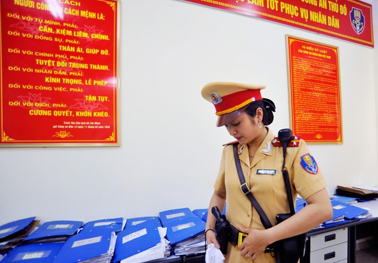 Kể từ khi c&oacute; lệnh tăng cường nữ cảnh s&aacute;t l&agrave;m nhiệm vụ tại c&aacute;c ng&atilde; tư lớn của th&agrave;nh phố, c&ocirc; l&agrave; một trong nhiều nữ chiến sĩ ở c&aacute;c đơn vị hăng h&aacute;i nhận c&ocirc;ng việc n&agrave;y. V&agrave;o 6h45 hoặc 16h45 h&agrave;ng ng&agrave;y, t&ugrave;y theo ca trực, Giang lại c&oacute; mặt ở đội chuẩn bị chỉnh đốn qu&acirc;n trang l&ecirc;n đường. 