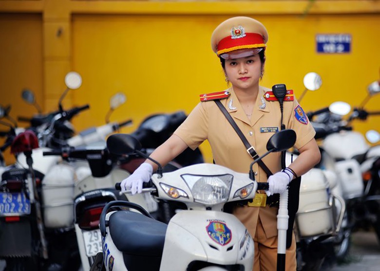 Nữ trung &uacute;y c&ocirc;ng t&aacute;c tại đội 14 ngay sau khi tốt nghiệp Trung cấp cảnh s&aacute;t (năm 2010) cho đến nay. To&agrave;n đội c&oacute; 4 cảnh s&aacute;t nữ, mỗi tuần c&aacute;c c&ocirc; đứng l&agrave;m nhiệm vụ ở c&aacute;c chốt giao th&ocirc;ng 5 buổi. 