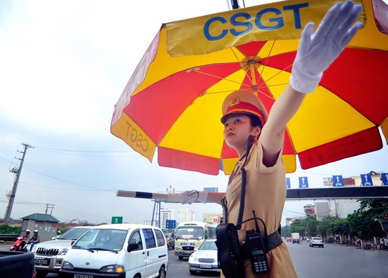 Nơi l&agrave;m việc của Giang thường l&agrave; ng&atilde; 3 Kim Đồng - Giải Ph&oacute;ng v&agrave; Ph&aacute;p V&acirc;n - Giải Ph&oacute;ng. Lưu lượng phương tiện di chuyển qua lại nơi đ&acirc;y rất đ&ocirc;ng. Do vậy c&ocirc; c&ugrave;ng 3 đồng đội nữ kh&aacute;c phải li&ecirc;n tục thay nhau hỗ trợ c&aacute;c đồng nghiệp nam để đảm bảo tr&aacute;nh xảy ra &ugrave;n tắc. 