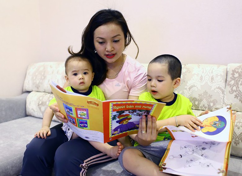 Xong việc bếp n&uacute;c, 3 mẹ con tranh thủ ngồi chơi, đọc truyện v&agrave; đi dạo để chờ bố về ăn cơm.