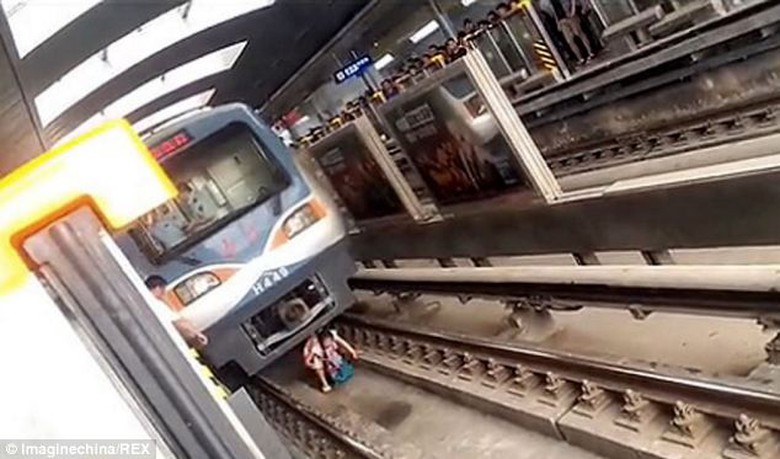 Sau khi t&agrave;u dừng hẳn, c&ocirc; lồm cồm b&ograve; dậy từ dưới gầm t&agrave;u