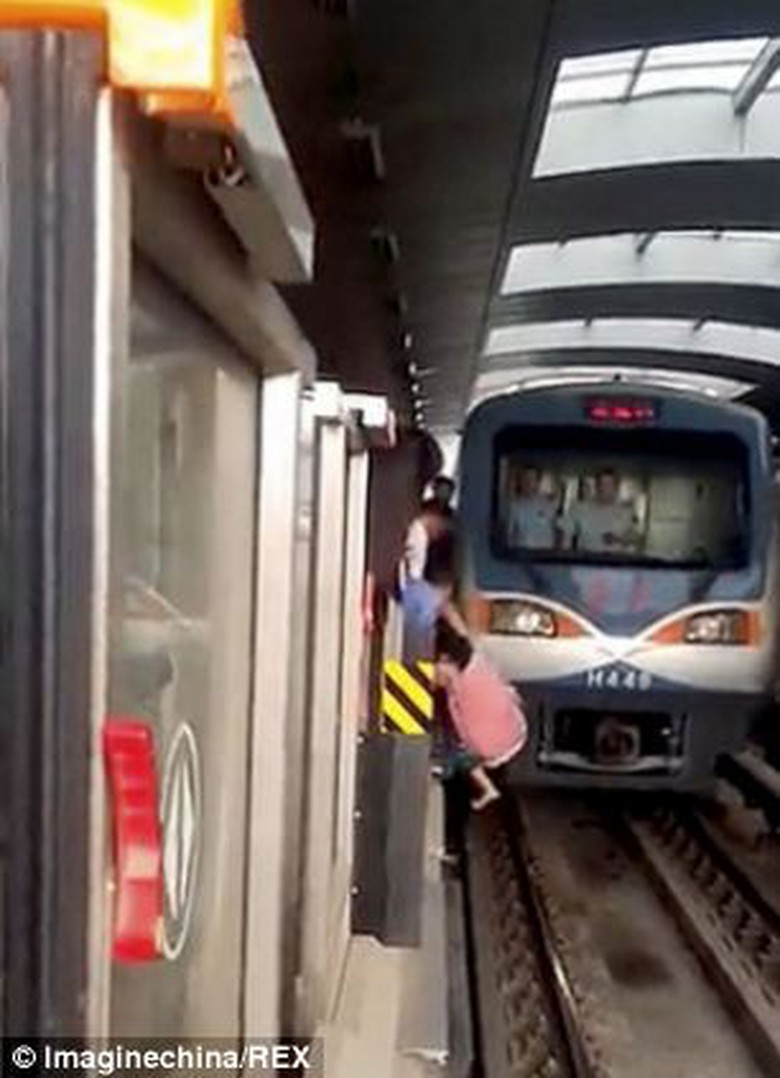 Người phụ nữ đang được người d&acirc;n xung quanh k&eacute;o l&ecirc;n