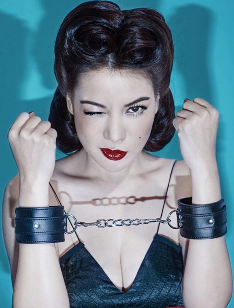 Trương Ngọc &Aacute;nh đ&atilde; khiến người xem bỏng mắt khi diện tất lưới, trang phục m&aacute;t mẻ khoe ba v&ograve;ng gợi cảm v&agrave; tạo d&aacute;ng chụp h&igrave;nh đầy khi&ecirc;u kh&iacute;ch.