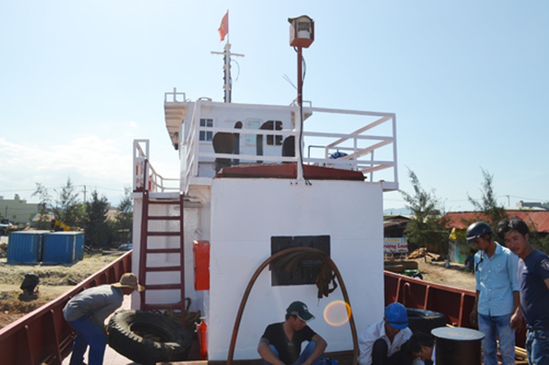 Cabin nh&igrave;n từ ph&iacute;a sau