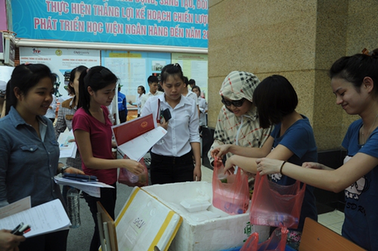 Hơn 10h m&ocirc;n thi đầu ti&ecirc;n ch&iacute;nh thức kết th&uacute;c, mỗi th&iacute; sinh ra cổng trường đều được ph&aacute;t một chai nước miễn ph&iacute;.