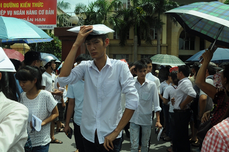 Th&iacute; sinh dự thi khối A, A1, V cho biết, đề thi năm nay gồm 9 c&acirc;u. Trong đ&oacute;, so với năm ngo&aacute;i tỷ lệ c&acirc;u dễ nhiều hơn, th&iacute; sinh dễ kiếm điểm 5-6. Tuy nhi&ecirc;n, để đạt điểm cao sẽ kh&oacute;, bởi hai c&acirc;u cuối c&ugrave;ng nhiều em phải 