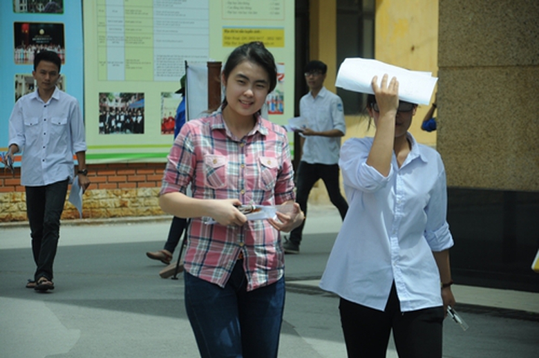 Nhiều th&iacute; sinh n&eacute;t mặt ưu tư rời trường thi v&igrave; đề to&aacute;n năm nay kh&oacute;. L&ecirc; Trung Nh&acirc;n (qu&ecirc; Đồng Th&aacute;p, dự thi ng&agrave;nh Khoa học h&agrave;ng hải, ĐH GTVT TP.HCM) than thở: &ldquo;Gần như hai c&acirc;u cuối em &ldquo;cắn b&uacute;t&rdquo; kh&ocirc;ng l&agrave;m được. C&acirc;u 9 l&agrave;m về bất đẳng thức l&agrave; kh&oacute; l&agrave;m nhất, những c&acirc;u c&ograve;n lại em chỉ l&agrave;m chắc chắn đ&uacute;ng c&acirc;u về khảo s&aacute;t đồ thị v&agrave; t&iacute;nh lượng gi&aacute;c&rdquo;.