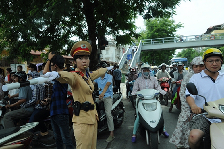 csgt Nguyễn Phương Dung (đội 3 được tăng cường) đang điều tiết giao th&ocirc;ng tại khu vực Ch&ugrave;a Bộc 