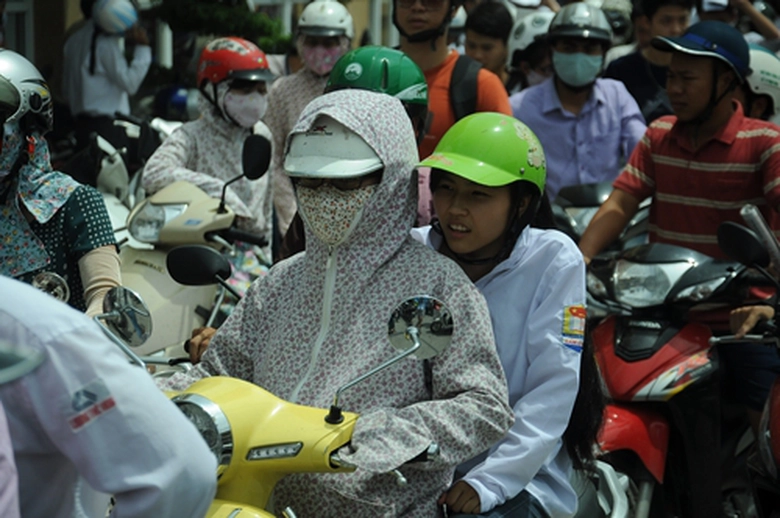 Cả th&iacute; sinh lẫn người nh&agrave; đều thở ph&agrave;o nhẹ nh&otilde;m v&igrave; đ&atilde; ho&agrave;n th&agrave;nh xong m&ocirc;n thi quan trọng nhất. Tuy nhi&ecirc;n vẫn c&ograve;n 2 m&ocirc;n cũng quan trọng kh&ocirc;ng k&eacute;m ở trước mắt để quyết định tương lai của c&aacute;c em th&iacute; sinh tr&ecirc;n giảng đường ĐH, CĐ.