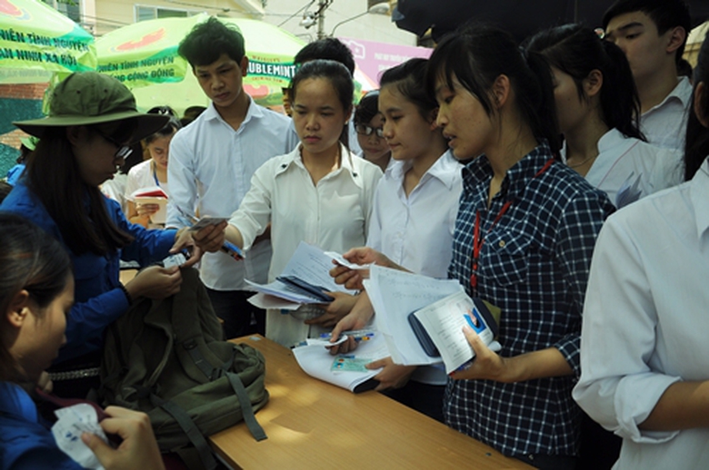 Trước khi bước v&agrave;o c&aacute;c ph&ograve;ng thi, sĩ tử buộc phải gửi những đồ d&ugrave;ng kh&ocirc;ng được ph&eacute;p mang v&agrave;o ph&ograve;ng thi tại c&aacute;c quầy b&agrave;n tr&ocirc;ng đồ của sinh vi&ecirc;n t&igrave;nh nguyện. Mỗi người sẽ được ph&aacute;t v&eacute; của ri&ecirc;ng m&igrave;nh để ra nhận đồ.