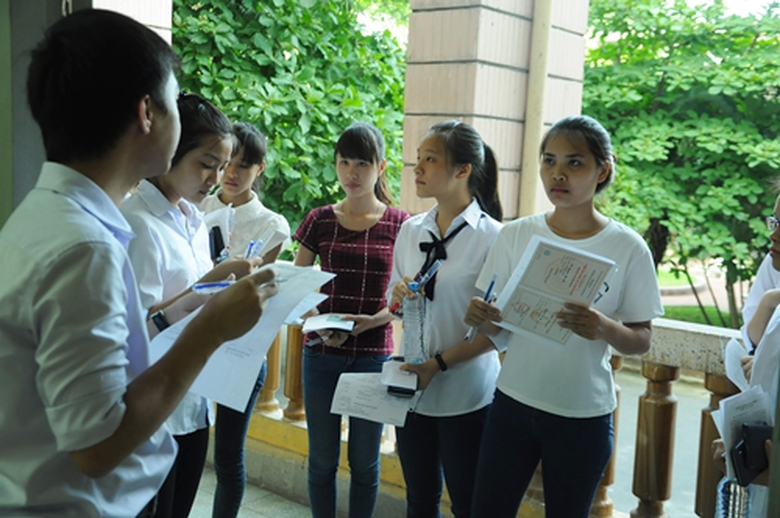 C&aacute;c th&iacute; sinh được gọi t&ecirc;n sẽ lần lượt bước v&agrave;o ph&ograve;ng thi, một gi&aacute;m thị đọc t&ecirc;n v&agrave; một gi&aacute;m thị sử dụng thiết bị d&ograve; s&oacute;ng nhằm ph&aacute;t hiện dụng cụ gian lận nếu c&oacute;.