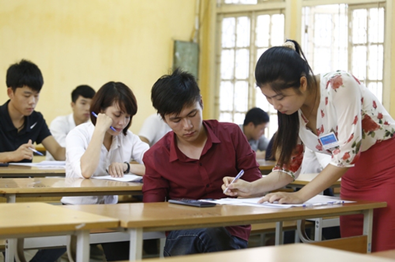 Gi&aacute;m thị l&agrave;m nhiệm vụ k&yacute; t&ecirc;n v&agrave;o giấy thi cho th&iacute; sinh, c&ocirc;ng t&aacute;c tr&ocirc;ng thi năm nay sẽ được thực hiện hết sức nghi&ecirc;m ngặt nhằm đảm bảo kỳ tuyển sinh ĐH, CĐ đạt chất lượng cao.