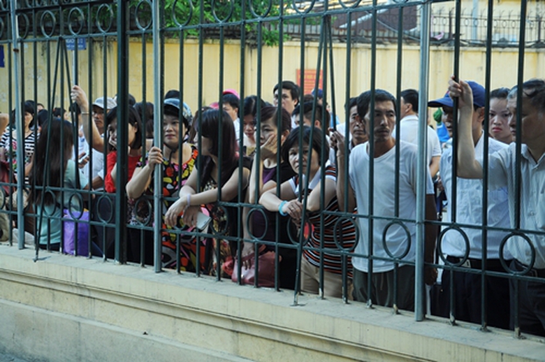 C&aacute;c vị phụ huynh đợi chờ con em m&igrave;nh ở b&ecirc;n ngo&agrave;i trong t&acirc;m trạng lo lắng v&agrave; sốt ruột. Ai cũng c&oacute; những nỗi suy tư ri&ecirc;ng về kết quả thi cử của con em m&igrave;nh.