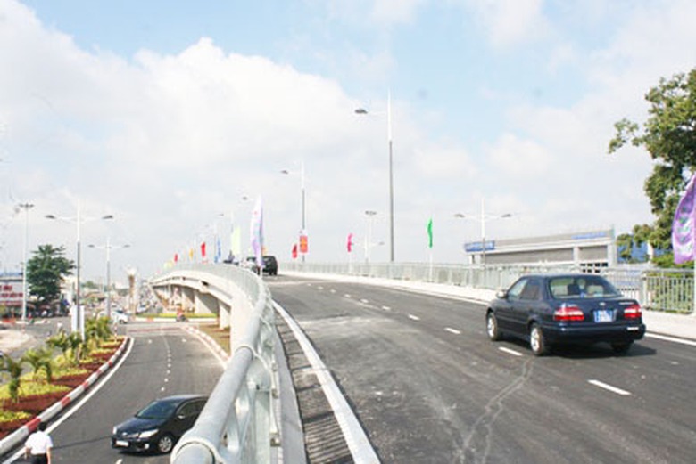 Cầu H&oacute;a An ch&iacute;nh thức th&ocirc;ng xe