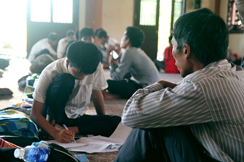 Sự lo lắng v&agrave; quan t&acirc;m của c&aacute;c bậc cha mẹ lu&ocirc;n l&agrave; điểm tựa vững chắc cho c&aacute;c th&iacute; sinh. Ch&uacute; Minh (54 tuổi) đang tr&ocirc;ng con học b&agrave;i v&igrave; sợ con ngủ gật.