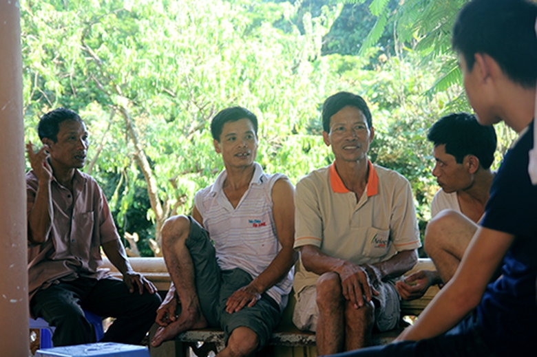 Kh&ocirc;ng chỉ c&aacute;c sĩ tử c&oacute; dịp giao lưu, l&agrave;m quen v&agrave; gi&uacute;p đỡ nhau trong học tập. C&aacute;c vị phụ huynh cũng h&ograve;a đồng, vui vẻ th&acirc;n thiện với nhau, c&ugrave;ng t&aacute;n gẫu, chia sẻ những trăn trở trong cuộc sống. 