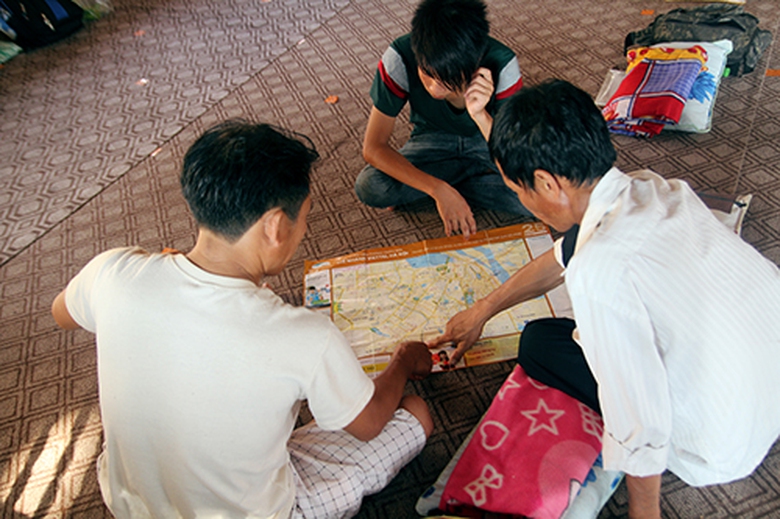 Rồi c&ugrave;ng b&agrave;n luận với nhau những tuyến đường c&oacute; thể đưa con em m&igrave;nh đến địa điểm thi an to&agrave;n v&agrave; thuận tiện nhất.