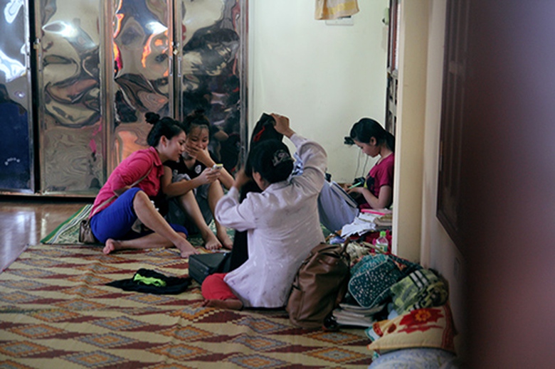 Hai căn ph&ograve;ng họp rộng 100m2 được nh&agrave; ch&ugrave;a tận dụng l&agrave;m ph&ograve;ng ở trong thời gian 4 ng&agrave;y của đợt 1. Chăn chiếu, gối, quạt... c&oacute; đầy đủ nhằm tạo điều kiện tối đa cho c&aacute;c em đi thi c&oacute; kết quả tốt nhất.