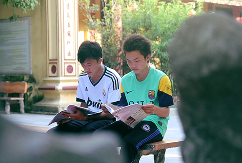 Đ&ocirc;i l&uacute;c c&aacute;c sĩ tử c&ograve;n ra khu&ocirc;n vi&ecirc;n &ocirc;n b&agrave;i để tinh thần được sảng kho&aacute;i v&agrave; thoải m&aacute;i hơn.