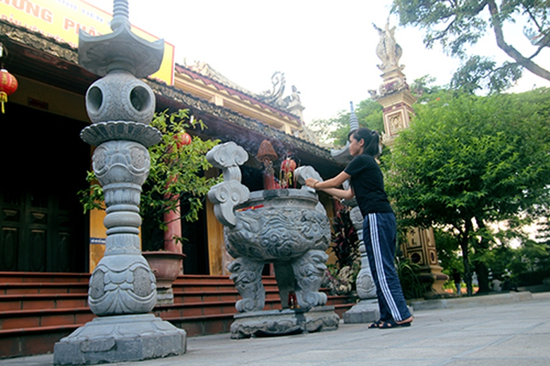 Thắp hương đều đặn v&agrave;o mỗi buổi chiều để mong được Đức Phật ph&ugrave; hộ độ tr&igrave; c&oacute; sức khỏe tốt v&agrave; đạt th&agrave;nh t&iacute;ch cao trong kỳ thi.