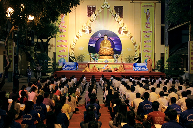 V&agrave;o l&uacute;c 18h30 (3.7), tại ch&ugrave;a Bằng &ndash; Linh Ti&ecirc;n Tự (phường Ho&agrave;ng Liệt &ndash; Ho&agrave;ng Mai &ndash; H&agrave; Nội) đ&atilde; tổ chức lễ cầu nguyện cho c&aacute;c sĩ tử trước ng&agrave;y ứng th&iacute; ở c&aacute;c trường đại học (4.7). Trụ tr&igrave; v&agrave; c&aacute;c bậc sư t&ocirc;n đ&atilde; giảng kinh, ch&uacute;c ph&uacute;c v&agrave; cầu nguyện cho c&aacute;c sĩ tử c&oacute; được th&agrave;nh c&ocirc;ng trong kỳ thi đại học quan trọng của cuộc đời v&agrave; giảng dạy về chữ hiếu, chữ đạo của người l&agrave;m con đối với cha mẹ.