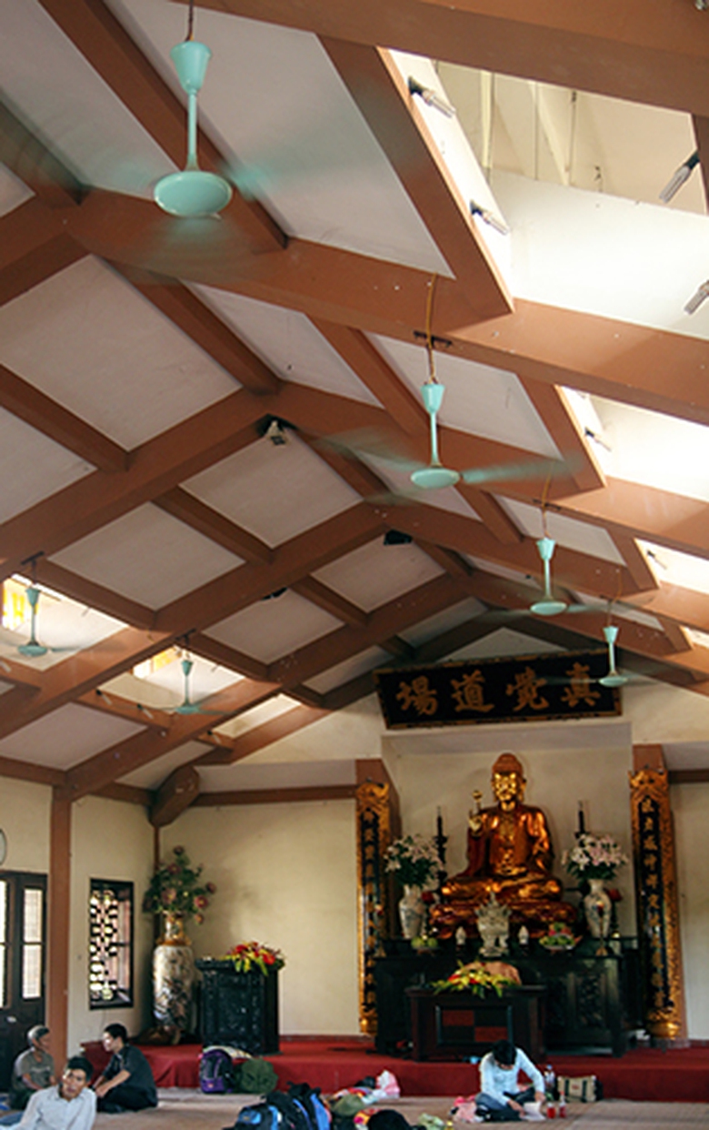 Quạt trần cũng được bật chạy hết c&ocirc;ng suất để phục vụ sĩ tử v&agrave; người th&acirc;n tr&aacute;nh c&aacute;i n&oacute;ng oi ả ng&agrave;y h&egrave;.