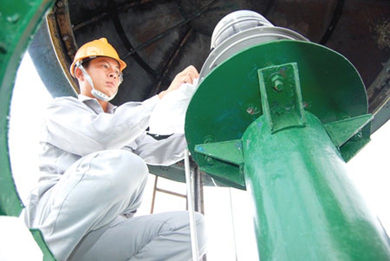 Anh Ho&agrave;ng Đăng Tuyến miệt m&agrave;i vệ sinh cho đ&egrave;n biển h&agrave;ng ng&agrave;y