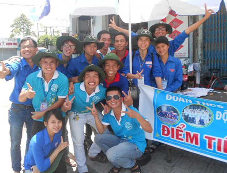 C&aacute;c thanh ni&ecirc;n t&igrave;nh nguyện đang l&agrave;m nhiệm vụ Tiếp sức m&ugrave;a thi tại Hội đồng thi Trường THPT Hai B&agrave; Trưng, TP Huế