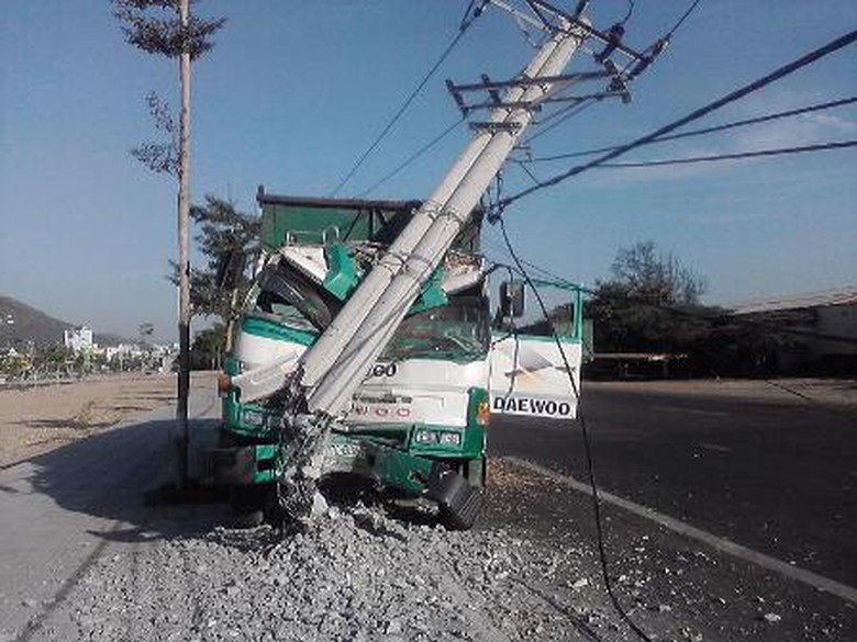 Xe tải h&uacute;c trụ điện