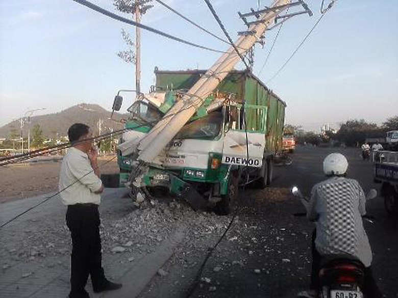 Xe tải t&agrave;i x&ecirc; ngủ gật hất ng&atilde; trụ điện