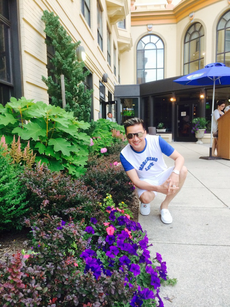 Mr Đ&agrave;m cho hay anh may mắn ở tầng 12, cạnh căn ph&ograve;ng trong bộ phim (căn ph&ograve;ng của đ&ocirc;i uy&ecirc;n ương Julia Robert v&agrave; Richard Gere ở tầng 14; kh&ocirc;ng c&oacute; tầng 13). Rất nhiều du kh&aacute;ch đến đ&acirc;y chụp h&igrave;nh lưu niệm ở kh&aacute;ch sạn nổi tiếng n&agrave;y. Mặc d&ugrave; đ&atilde; gần 24 năm nhưng nơi nầy vẫn đọng lại rất nhiều cảm x&uacute;c l&atilde;ng mạn cho những ai từng gh&eacute; đến.