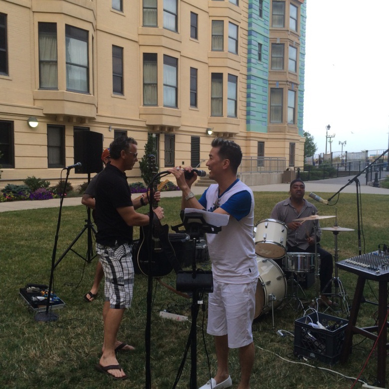 Cũng tại khu vực kh&aacute;ch sạn nơi anh ở (l&uacute;c n&agrave;y đang tổ chức một buổi tiệc chiều ngo&agrave;i trời), Mr Đ&agrave;m đ&atilde; c&oacute; cơ hội &ldquo;bất đắc dĩ&rdquo; h&aacute;t chung với một ban nhạc của Mỹ sau khi bị Thanh Thảo, Quang Dũng l&agrave; một người anh &ldquo;b&aacute;n đứng&rdquo; bằng c&aacute;ch viết giấy y&ecirc;u cầu gửi cho ban nhạc, ban nhạc sau đ&oacute; đ&atilde; đọc v&agrave; mời Mr Đ&agrave;m l&ecirc;n s&acirc;n khấu, anh được c&aacute;c th&agrave;nh vi&ecirc;n ban nhạc giới thiệu l&agrave; &ldquo;Mr Đ&agrave;m, The Best Singer In Viet Nam For Every body Now&rdquo;.