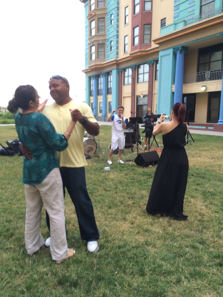  Kh&aacute;n giả vỗ tay rầm rầm v&agrave; buộc Mr Đ&agrave;m phải l&ecirc;n s&acirc;u khấu. Sau v&agrave;i ph&uacute;t thỏa thuận với ban nhạc, anh đ&atilde; khiến cho tất cả quan kh&aacute;ch c&ugrave;ng đứng l&ecirc;n lắc lư, phấn kh&iacute;ch theo điệu nhạc trong c&aacute;c ca kh&uacute;c Unchained melody v&agrave; Unbreak my heart.