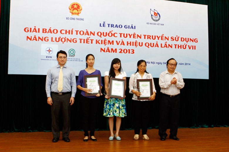 Trao bằng khen v&agrave; c&uacute;p chứng nhận cho c&aacute;c t&aacute;c giả đạt giải A.