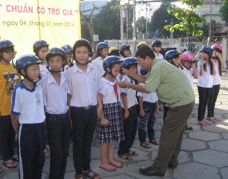 Đại diện Ban tổ chức tặng MBH cho c&aacute;c em học sinh